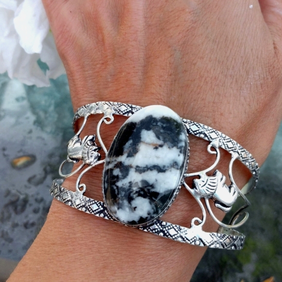 🖤White Buffalo Turquoise Sterling Silver Cuff - Picture 4 of 9
